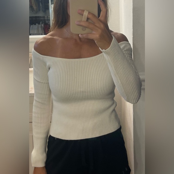 Cute! Off shoulder off white sweater from stitch and feather - Picture 5 of 5